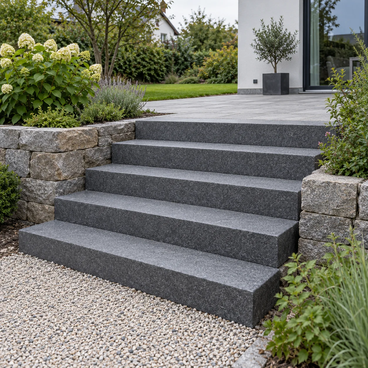 Granit Blockstufen dunkelgrau